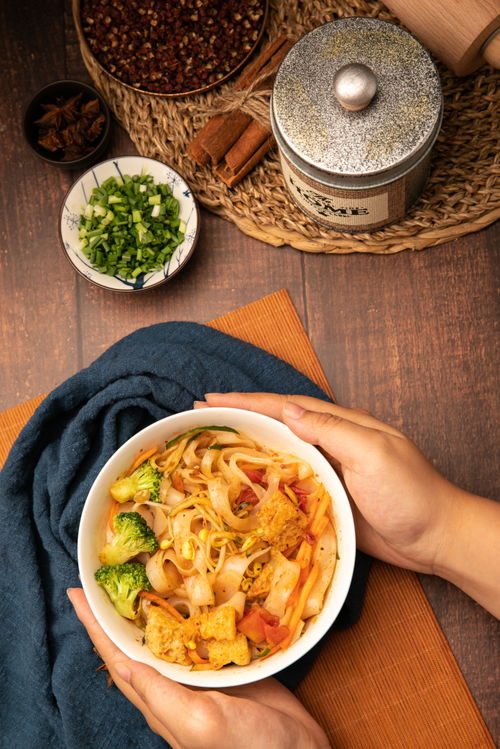 光影間的清涼滋味 拌涼皮美食攝影的藝術表達